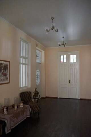 Гостевой дом Guest House Eva Сухум Семейный номер с общей ванной комнатой-5