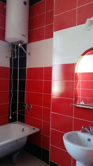 Гостевой дом Guest House Eva Сухум Семейный номер с общей ванной комнатой-16